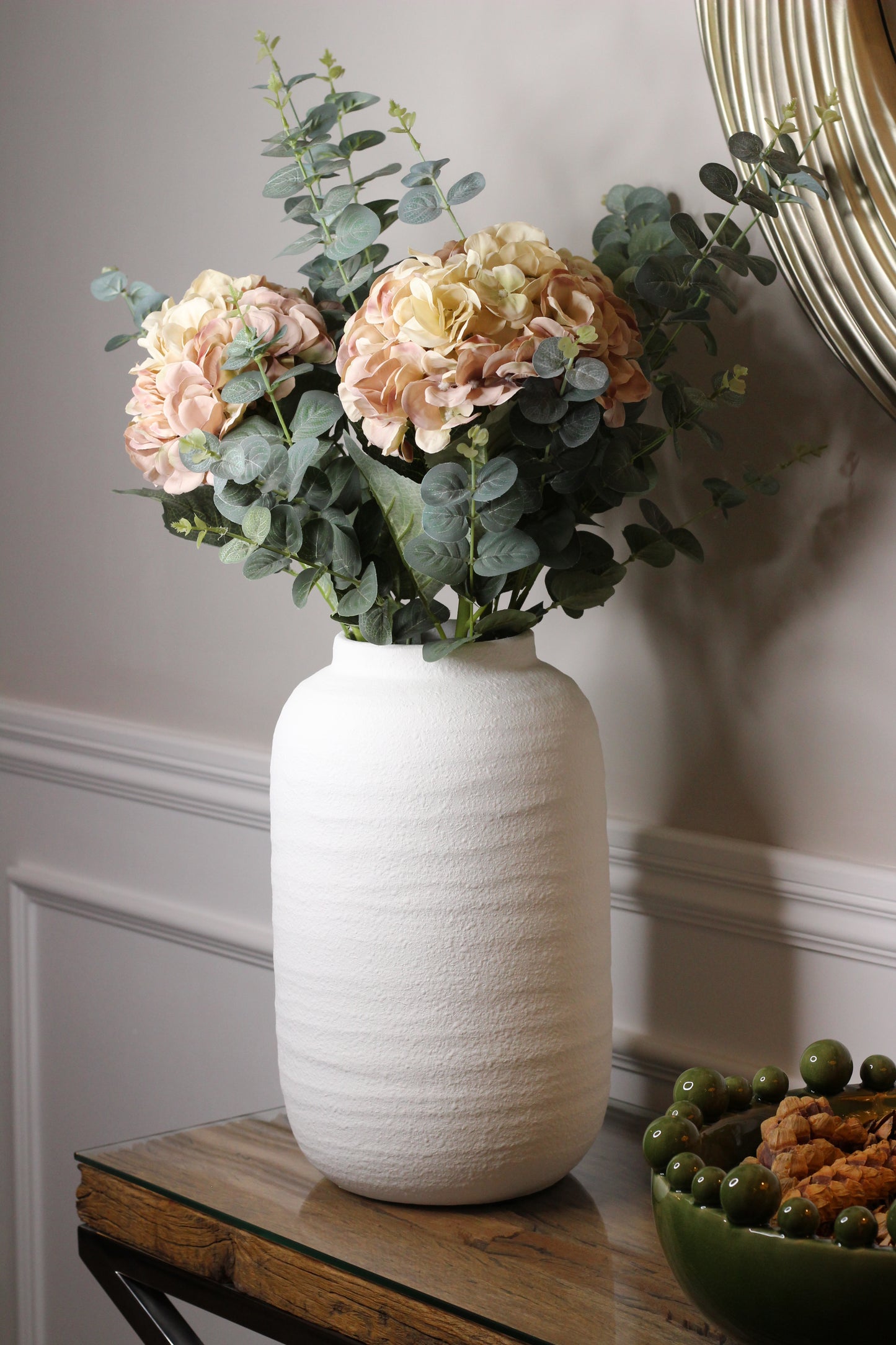 White Ceramic Round Ribbed Texure Vase